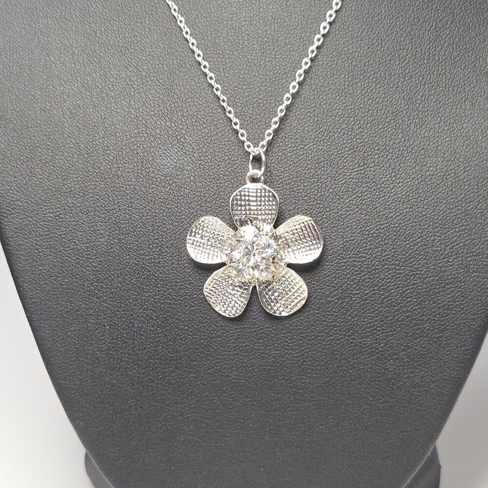 Daisy Rhinestone Silver Pendant Necklace